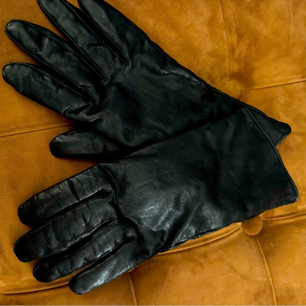 Women’s black leather gloves